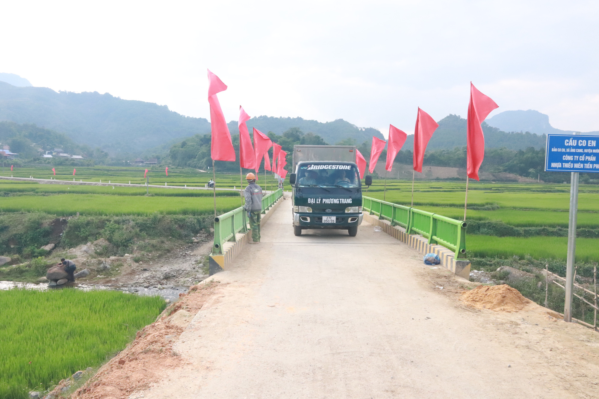 Người dân Điện Biên vui sướng khi cầu số 80 “Cầu nối yêu thương” của Nhựa Tiền Phong được khánh thành  - Ảnh 6.