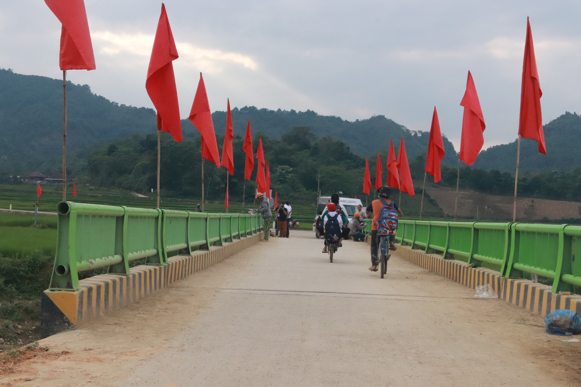 Người dân Điện Biên vui sướng khi cầu số 80 “Cầu nối yêu thương” của Nhựa Tiền Phong được khánh thành  - Ảnh 8.