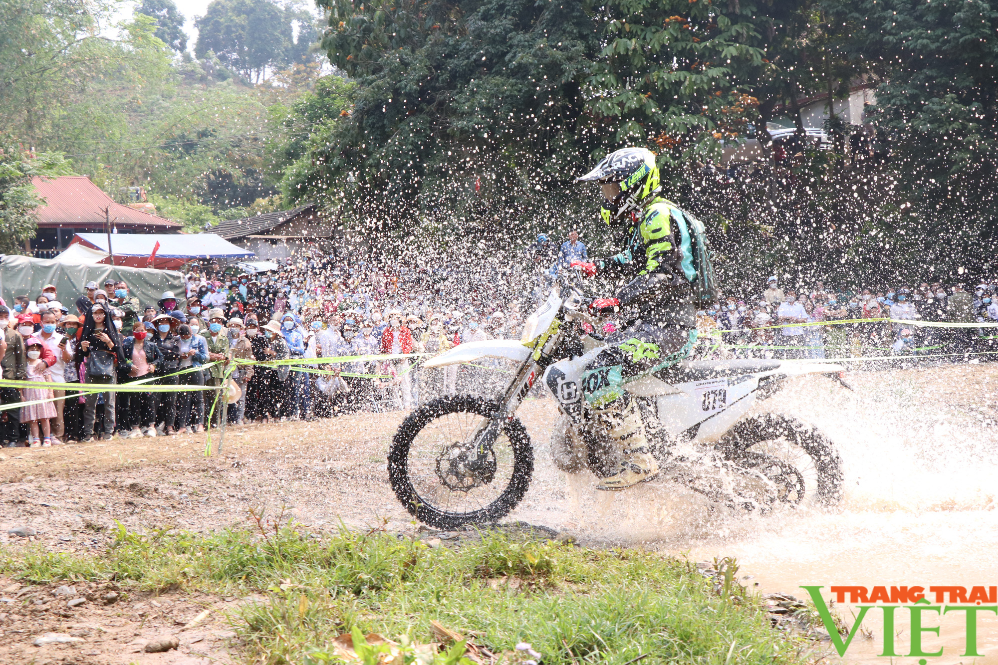 Sôi nổi giải đua mô tô địa hình Việt Nam năm 2022 ở Sơn La - Ảnh 1.