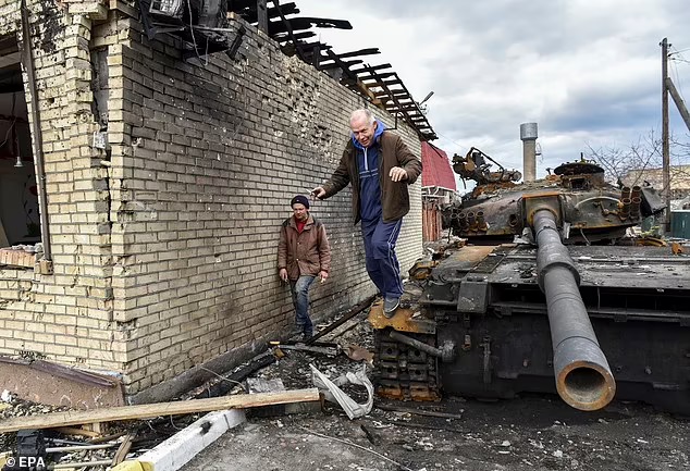 Ukraine thành 'mồ chôn' xe tăng Nga: 'Mục sở thị' loạt 'chiến thần' Nga 'phơi xác' khắp Ukraine - Ảnh 5.