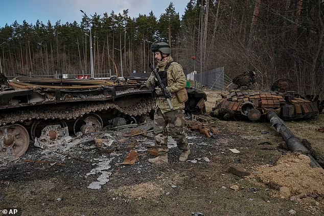 Ukraine thành 'mồ chôn' xe tăng Nga: 'Mục sở thị' loạt 'chiến thần' Nga 'phơi xác' khắp Ukraine - Ảnh 6.