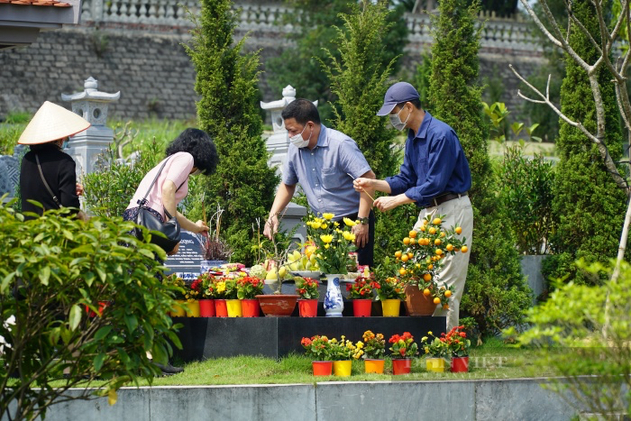 Người Hà Nội đội nắng lên tận Hòa Bình đi tảo mộ Tết Thanh minh - Ảnh 2.