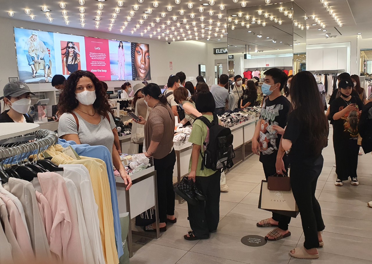 Trung tâm thương mại TP.HCM đông người mua sắm dịp lễ Giỗ Tổ Hùng Vương - Ảnh 6.