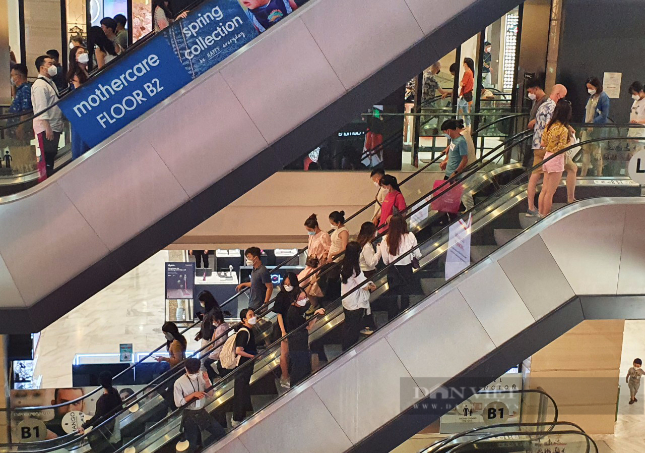 Trung tâm thương mại TP.HCM đông người mua sắm dịp lễ Giỗ Tổ Hùng Vương - Ảnh 8.