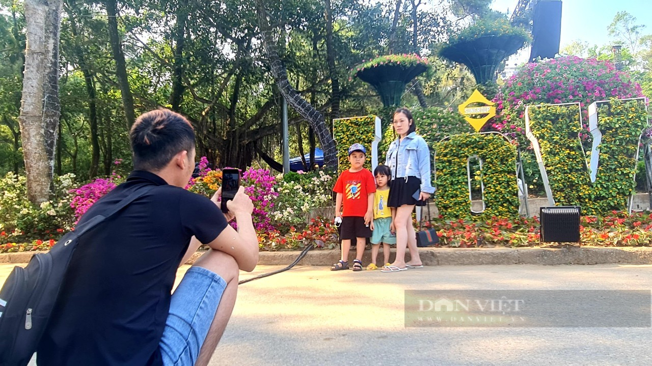 Tourists flock to check-in at the flower street of Hon Trong Mai Love Festival - Photo 3.