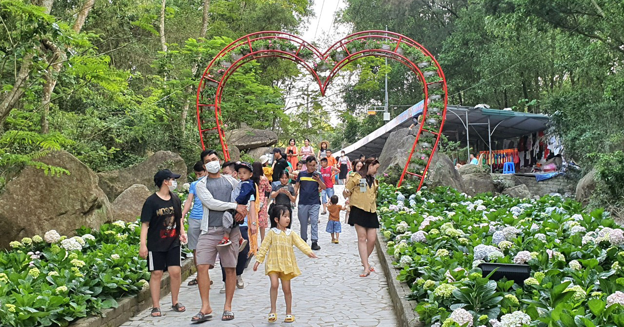 Tourists flock to check-in at the flower street in Sam Son beach