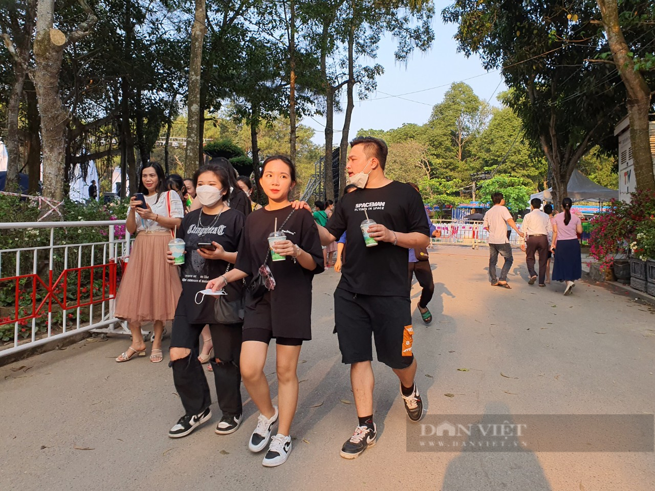 Tourists flock to check-in at flower street, Hon Trong Mai Love Festival - Photo 2.