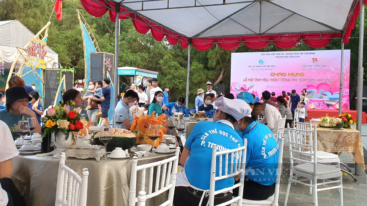 Tourists flock to check-in at flower street, Hon Trong Mai Love Festival - Photo 10.