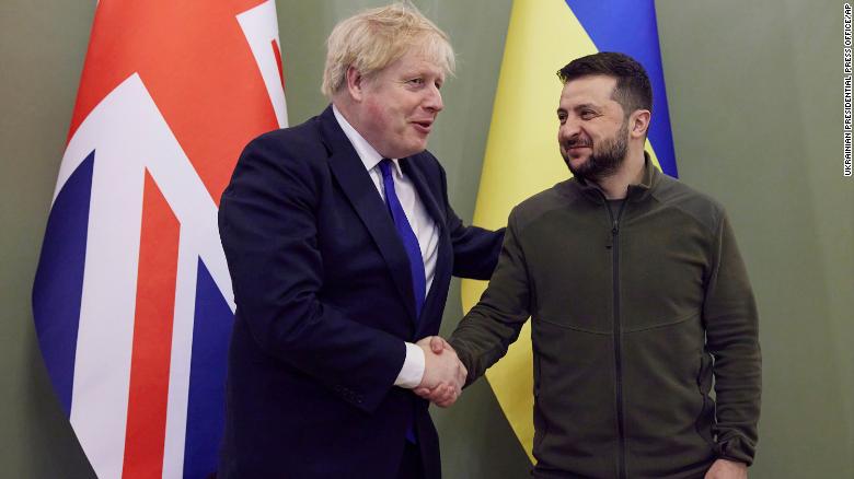 'Món quà' lớn bất ngờ Ukraine nhận được khi Thủ tướng Anh vượt đường xa tới Kiev gặp ông Zelensky - Ảnh 1.