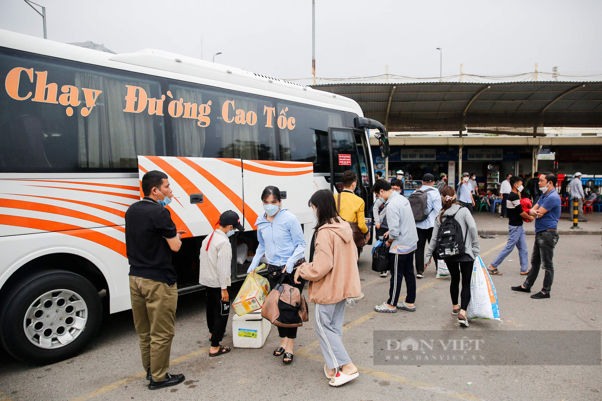 Người dân ùn ùn quay trở lại Hà Nội, xe khách &quot;hốt bạc&quot; sau nghỉ lễ giỗ Tổ  - Ảnh 1.