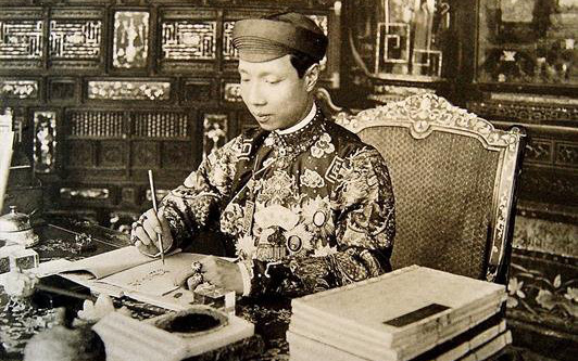 King Khai Dinh instigated his wife to ask for money from her parents to gamble