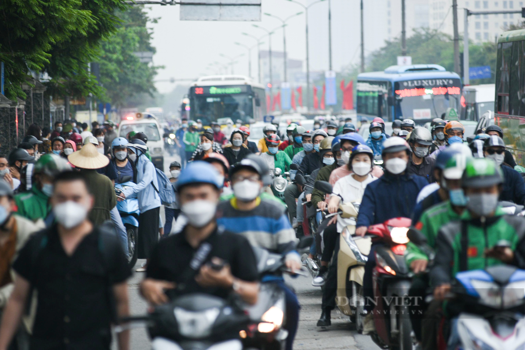 Người dân ùn ùn quay trở lại Hà Nội, xe khách &quot;hốt bạc&quot; sau nghỉ lễ giỗ Tổ  - Ảnh 11.