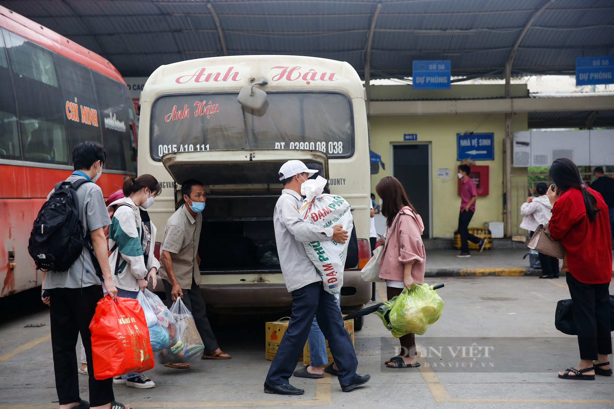 Người dân ùn ùn quay trở lại Hà Nội, xe khách &quot;hốt bạc&quot; sau nghỉ lễ giỗ Tổ  - Ảnh 5.