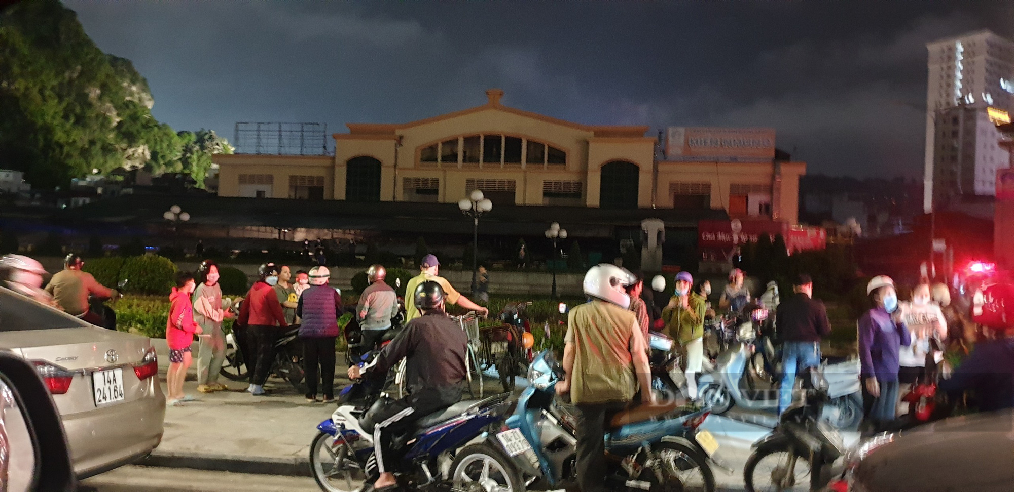 Quảng Ninh: Chợ hải sản Hạ Long cháy sau kỳ nghỉ lễ - Ảnh 1.