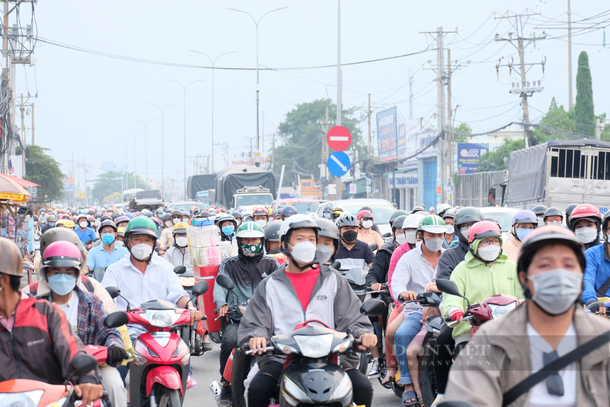 Cửa ngõ phía Tây TP.HCM kẹt cứng, bến xe, sân bay thong thả người đi lại - Ảnh 3.