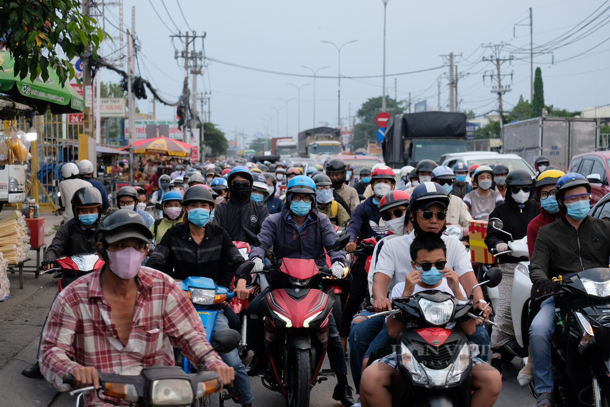 Cửa ngõ phía Tây TP.HCM kẹt cứng, bến xe, sân bay thong thả người đi lại - Ảnh 1.