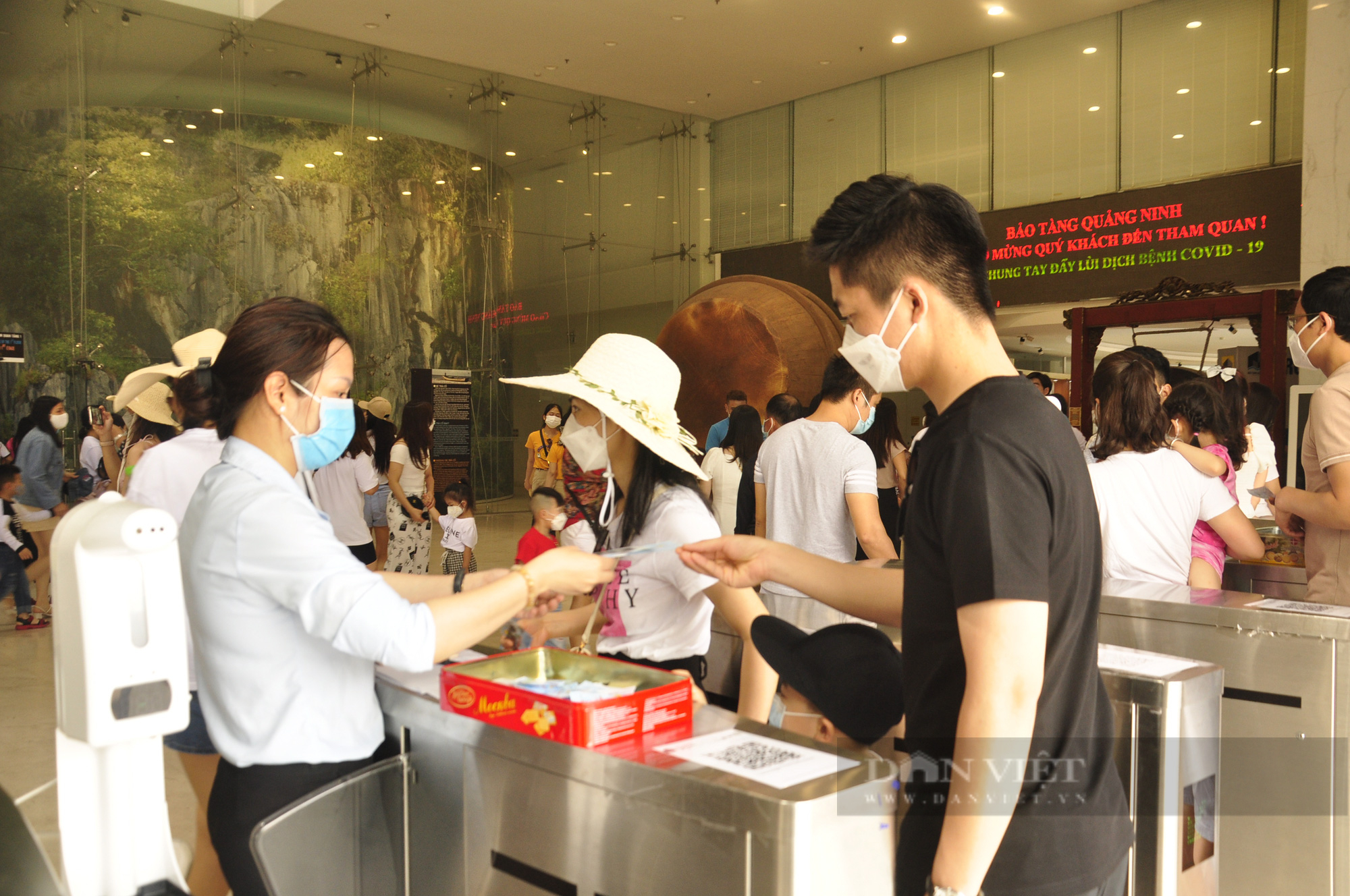 Quảng Ninh đón lượng du khách kỷ lục sau 2 năm - Ảnh 6.