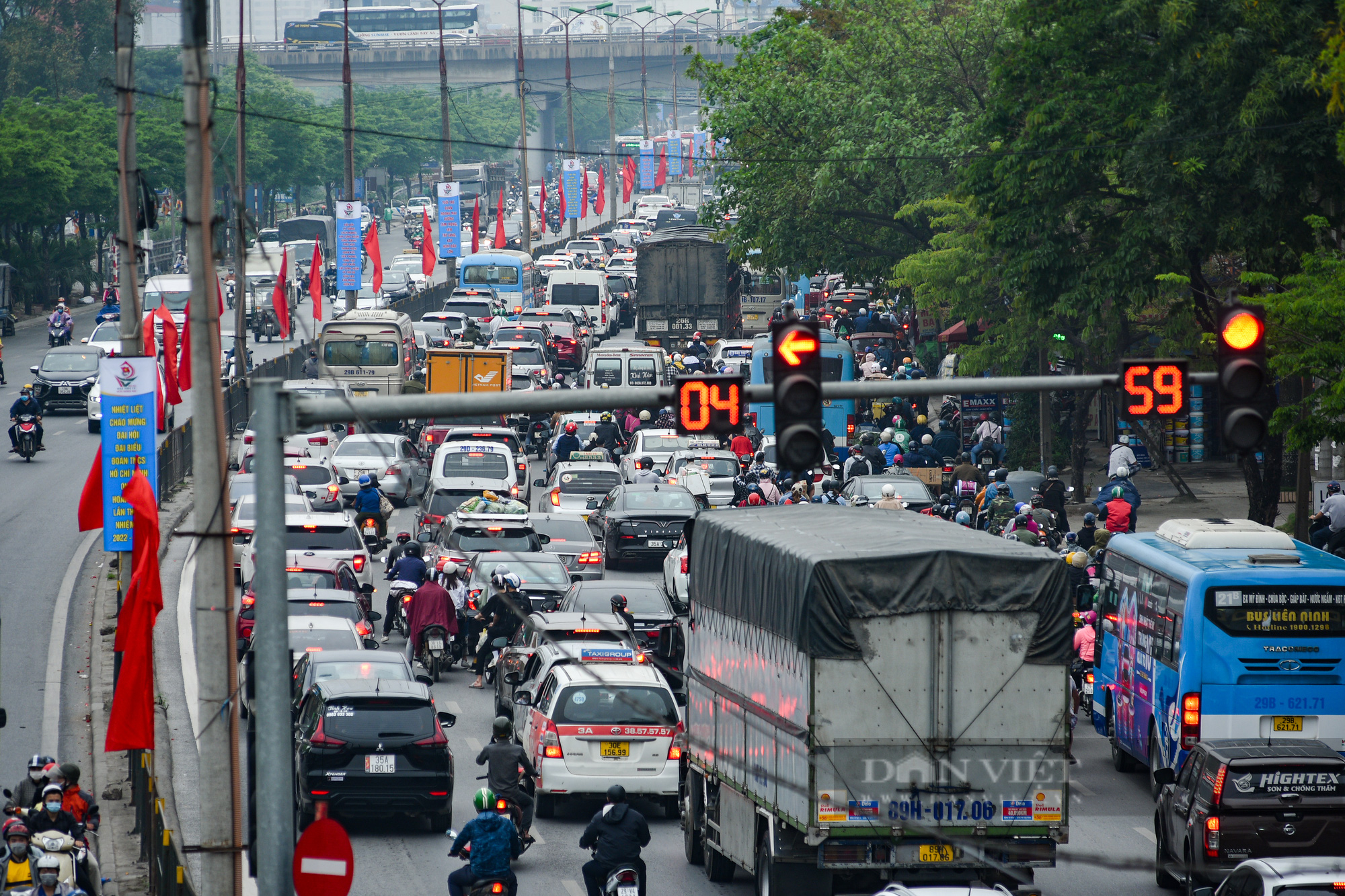 Người dân quay trở lại Hà Nội sau kì nghỉ lễ, nhiều tuyến đường cửa ngõ Thủ đô lại ùn tắc - Ảnh 6.