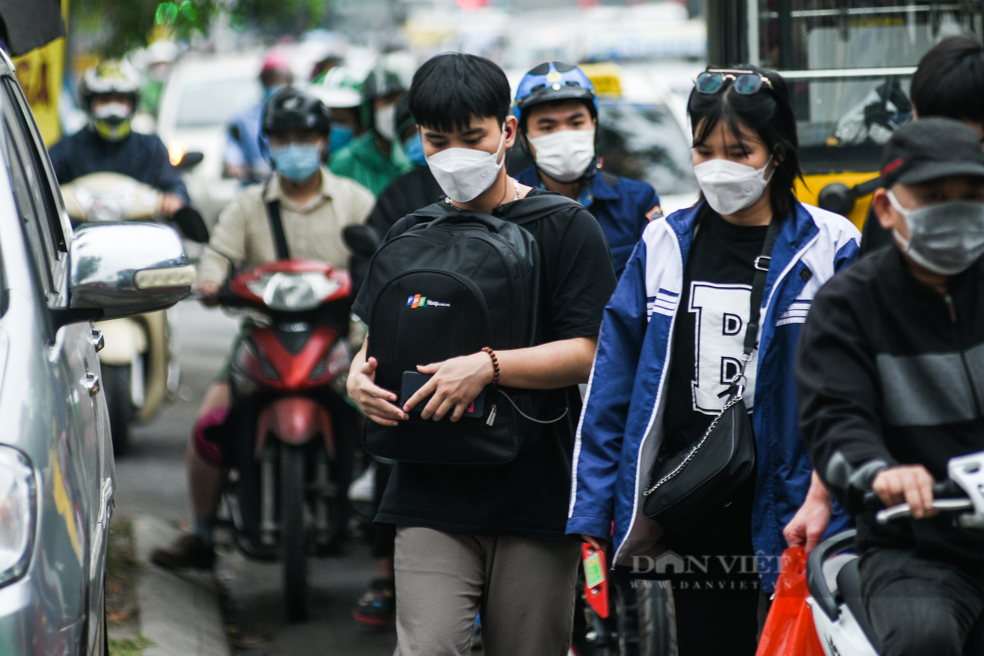 Người dân quay trở lại Hà Nội sau kì nghỉ lễ, nhiều tuyến đường cửa ngõ Thủ đô lại ùn tắc - Ảnh 9.