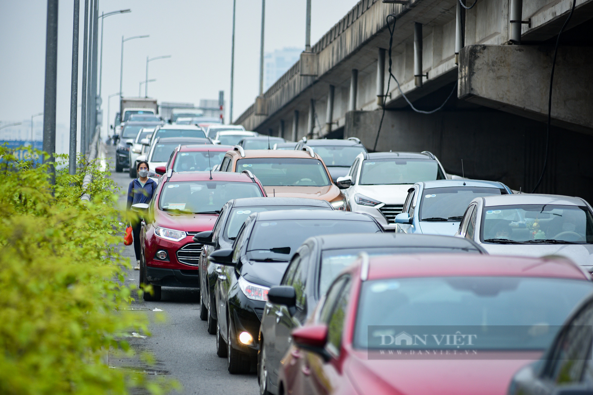 Người dân quay trở lại Hà Nội sau kì nghỉ lễ, nhiều tuyến đường cửa ngõ Thủ đô lại ùn tắc - Ảnh 10.