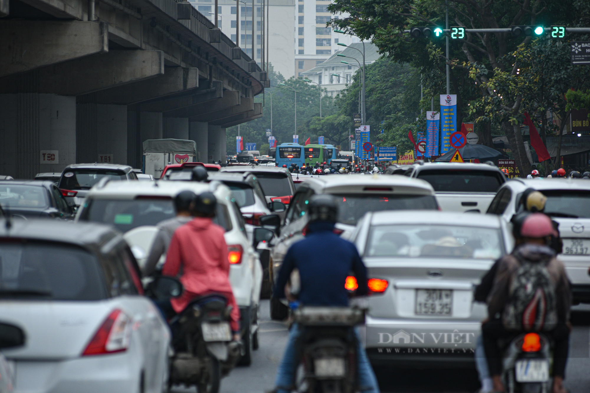 Người dân quay trở lại Hà Nội sau kì nghỉ lễ, nhiều tuyến đường cửa ngõ Thủ đô lại ùn tắc - Ảnh 11.