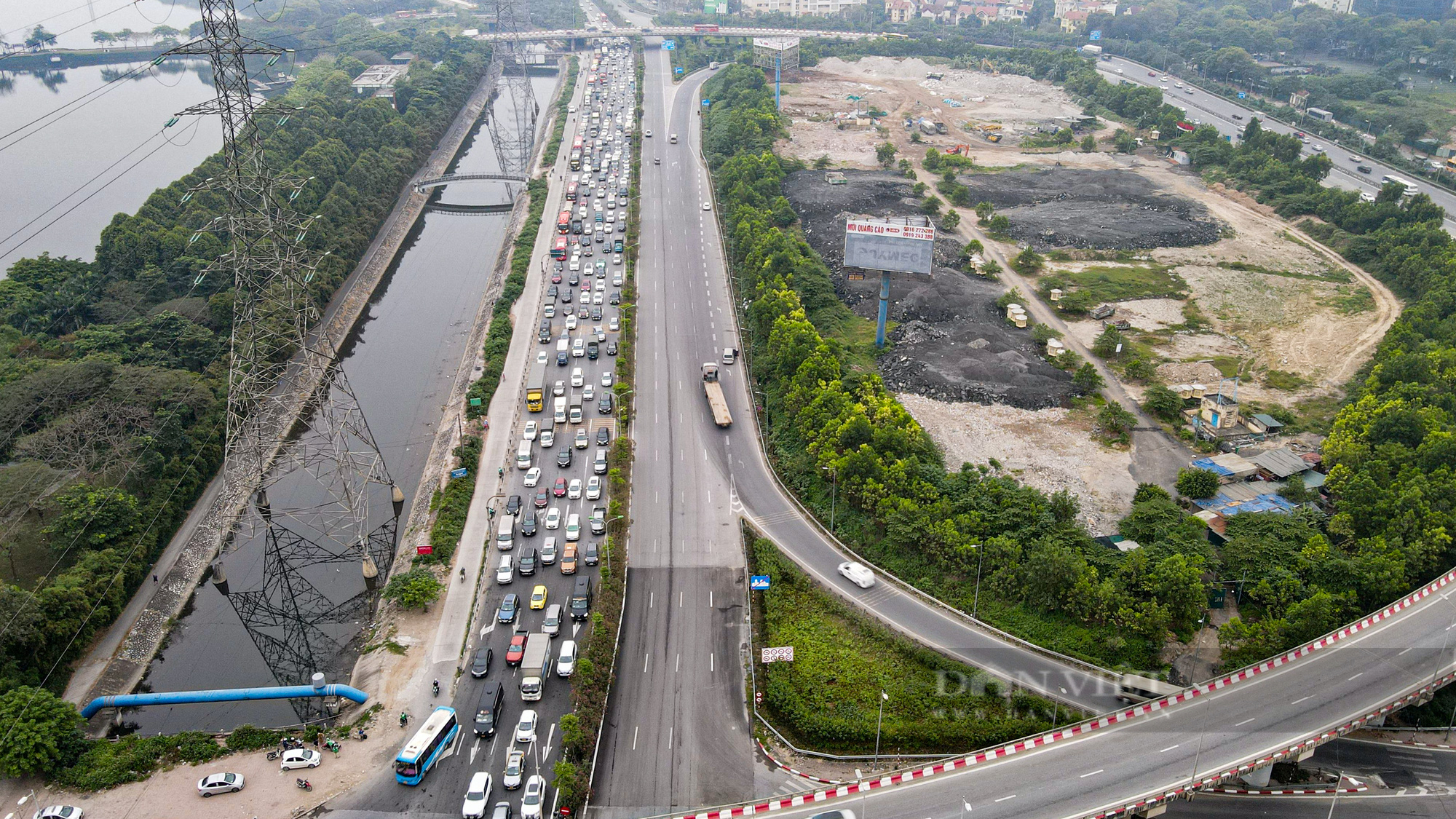 Người dân quay trở lại Hà Nội sau kì nghỉ lễ, nhiều tuyến đường cửa ngõ Thủ đô lại ùn tắc - Ảnh 5.