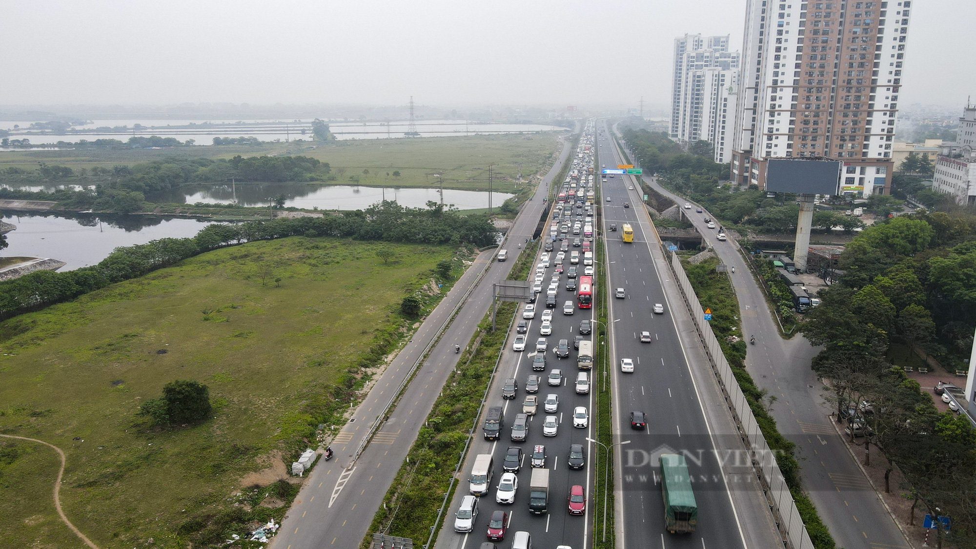 Người dân quay trở lại Hà Nội sau kì nghỉ lễ, nhiều tuyến đường cửa ngõ Thủ đô lại ùn tắc - Ảnh 1.