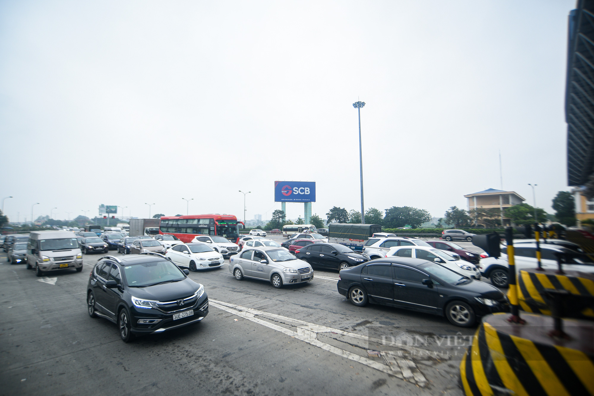 Người dân quay trở lại Hà Nội sau kì nghỉ lễ, nhiều tuyến đường cửa ngõ Thủ đô lại ùn tắc - Ảnh 2.