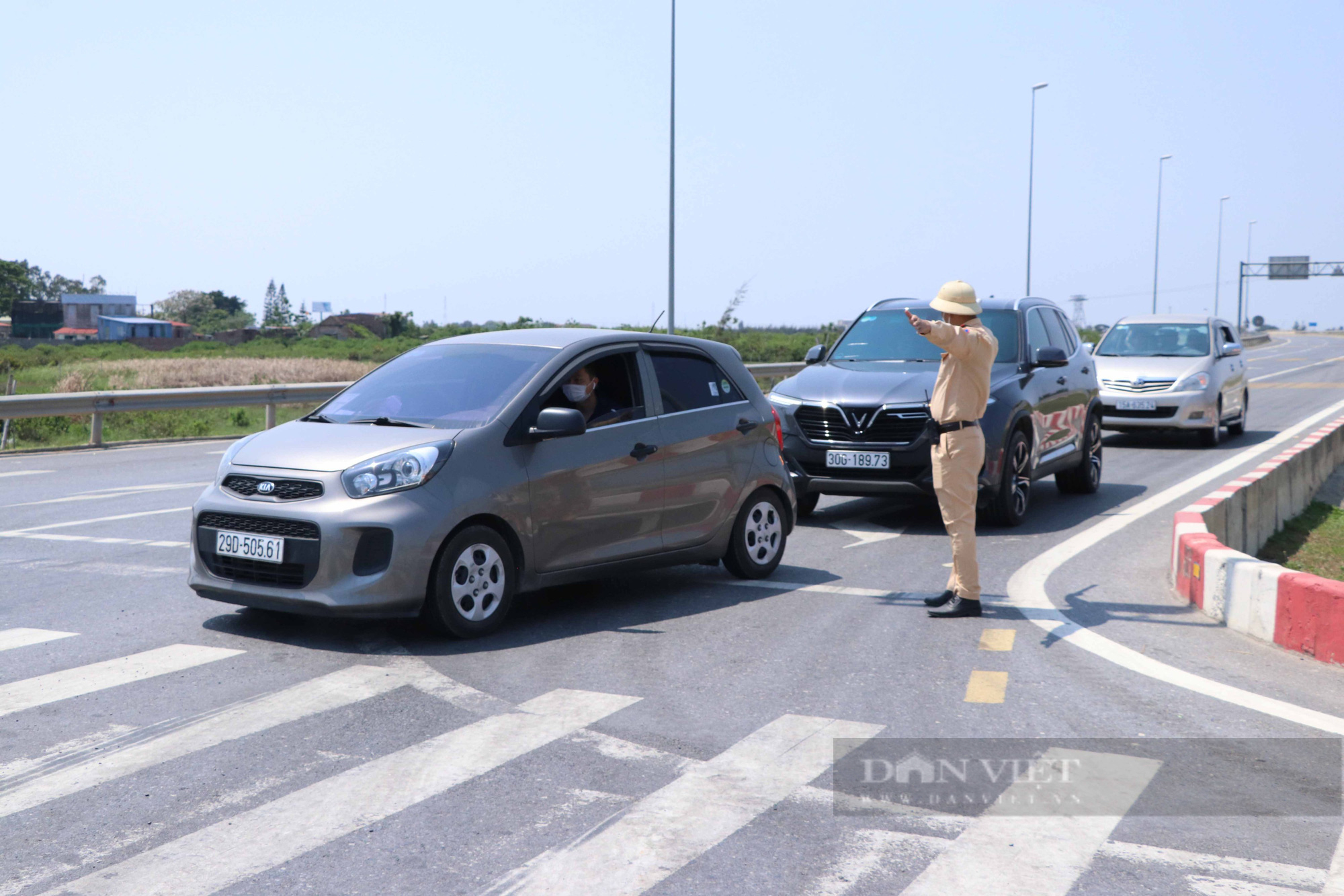 Hải Phòng: Hàng ngàn ôtô nối đuôi nhau về đất liền  khiến đường đi khu du lịch Cát Bà ùn tắc  - Ảnh 5.