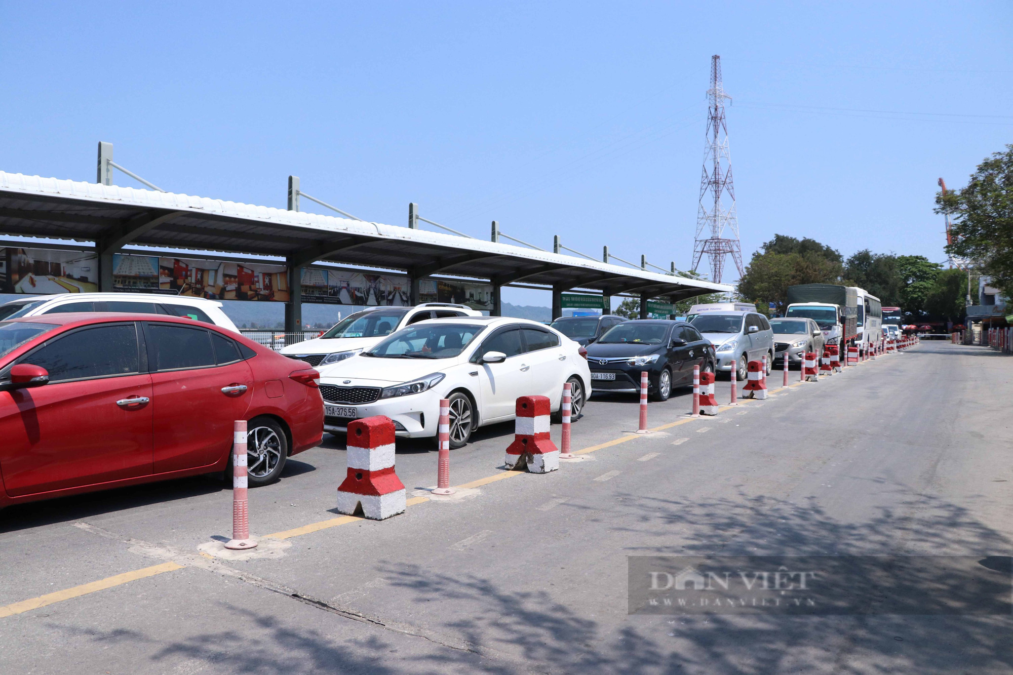 Hải Phòng: Hàng ngàn ôtô nối đuôi nhau về đất liền  khiến đường đi khu du lịch Cát Bà ùn tắc  - Ảnh 2.