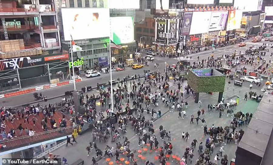 America: Tourists fled in panic after a big explosion on Times Square - Photo 2.
