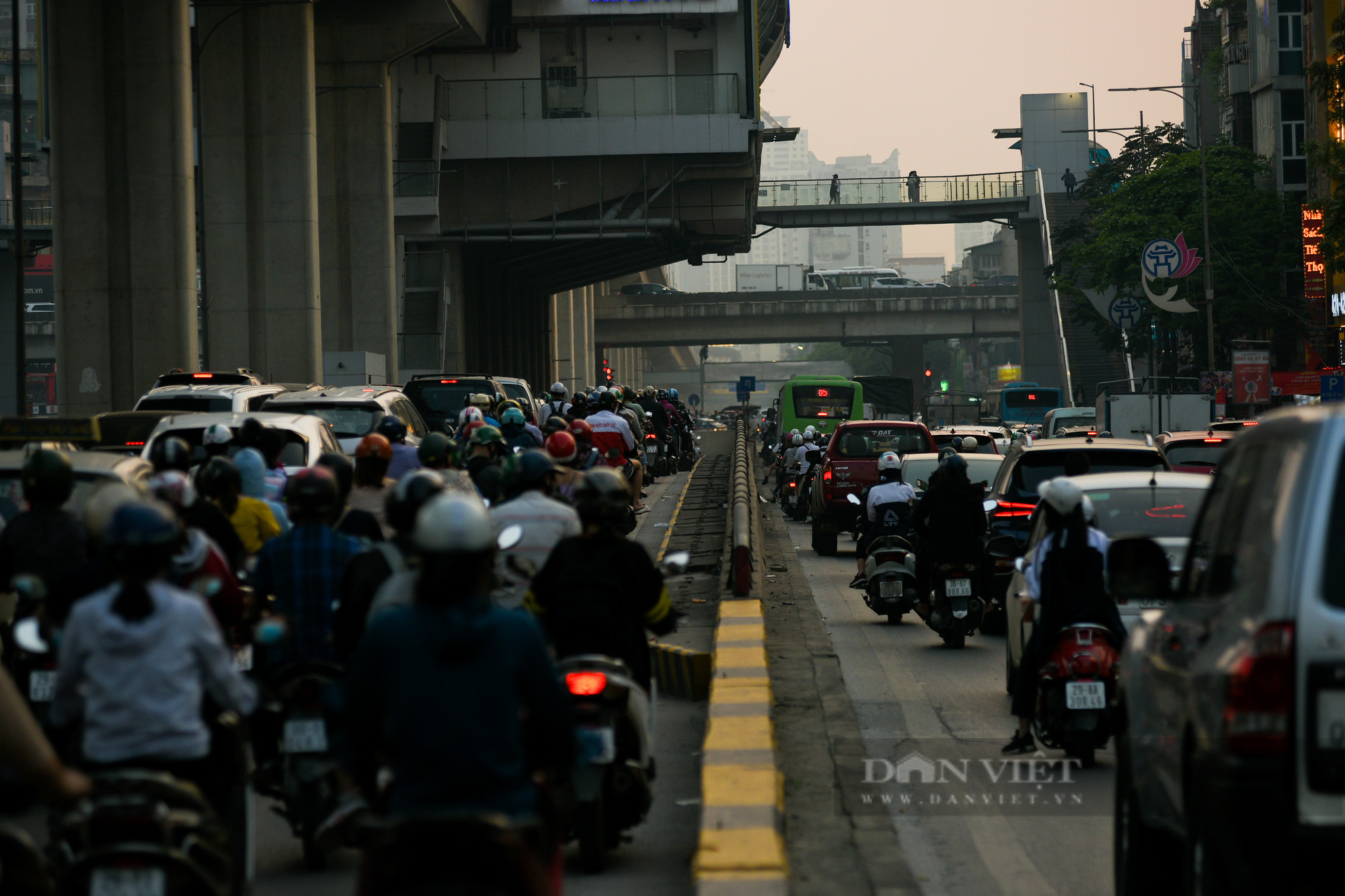 Người dân quay trở lại Hà Nội sau kì nghỉ lễ, nhiều tuyến đường cửa ngõ Thủ đô lại ùn tắc - Ảnh 12.