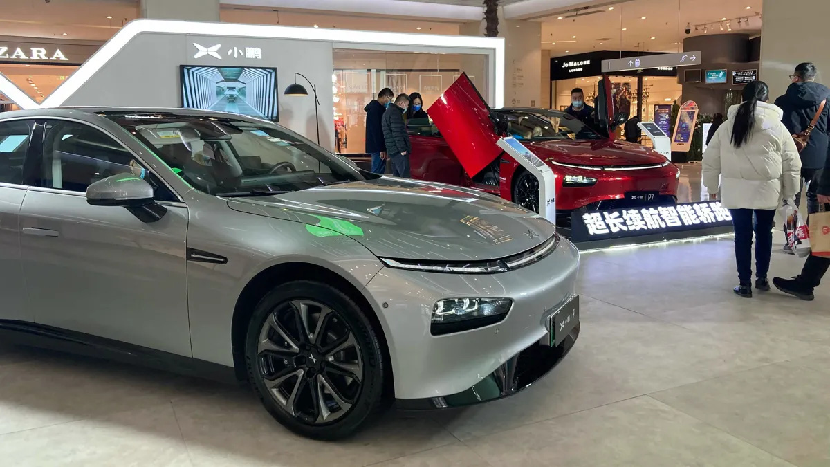Hơn 20 nhà sản xuất ô tô EV ở Trung Quốc đã tăng giá chỉ trong năm nay do chi phí nguyên liệu thô được sử dụng trong pin tăng vọt. Ảnh: @AFP.
