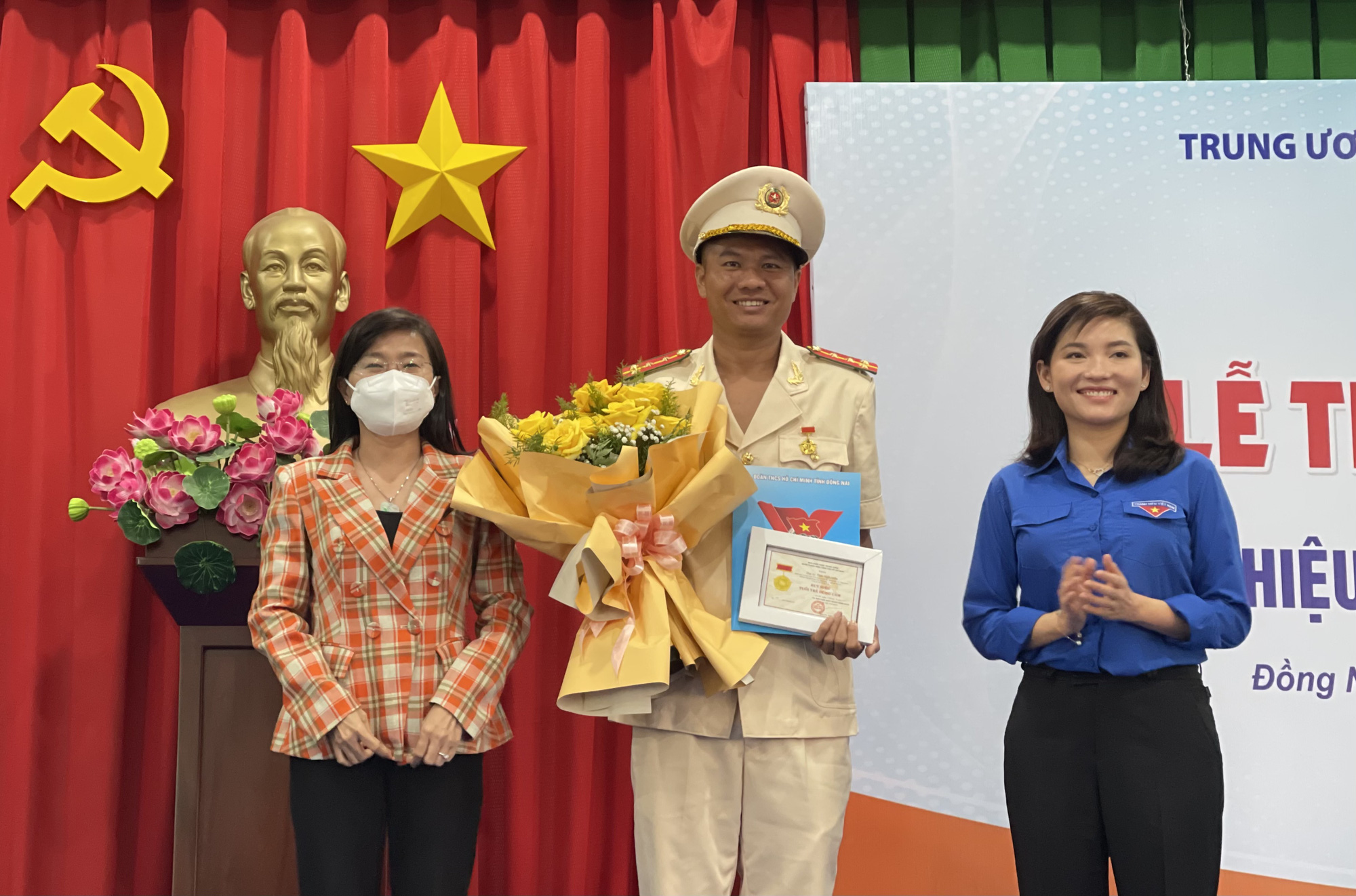 Trung ương Đoàn trao tặng huy hiệu Tuổi trẻ dũng cảm cho Đại úy Thái Ngô Hiếu - Ảnh 1.