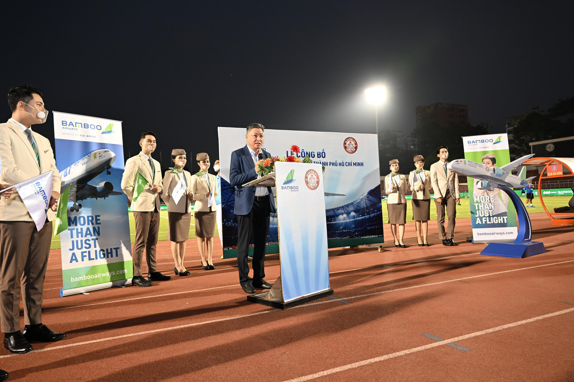 Bamboo Airways tiếp tục là nhà tài trợ vận chuyển CLB bóng đá TPHCM trong mùa giải 2022 - Ảnh 2.