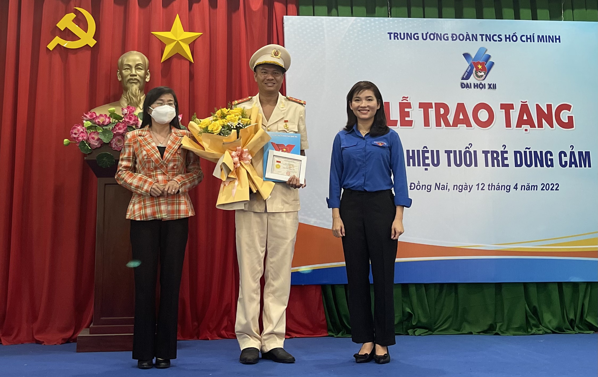 Trung ương Đoàn trao tặng huy hiệu Tuổi trẻ dũng cảm cho Đại úy Thái Ngô Hiếu - Ảnh 2.