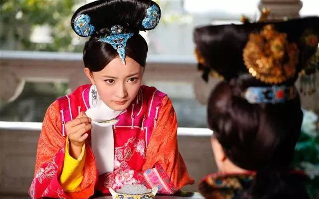 Which concubine has no children but is favored by 3 emperors?