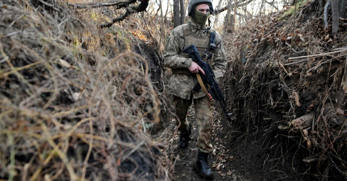 Động thái kỳ lạ của quân đội Nga ở Donbass khiến Lầu Năm Góc bối rối - Ảnh 1.