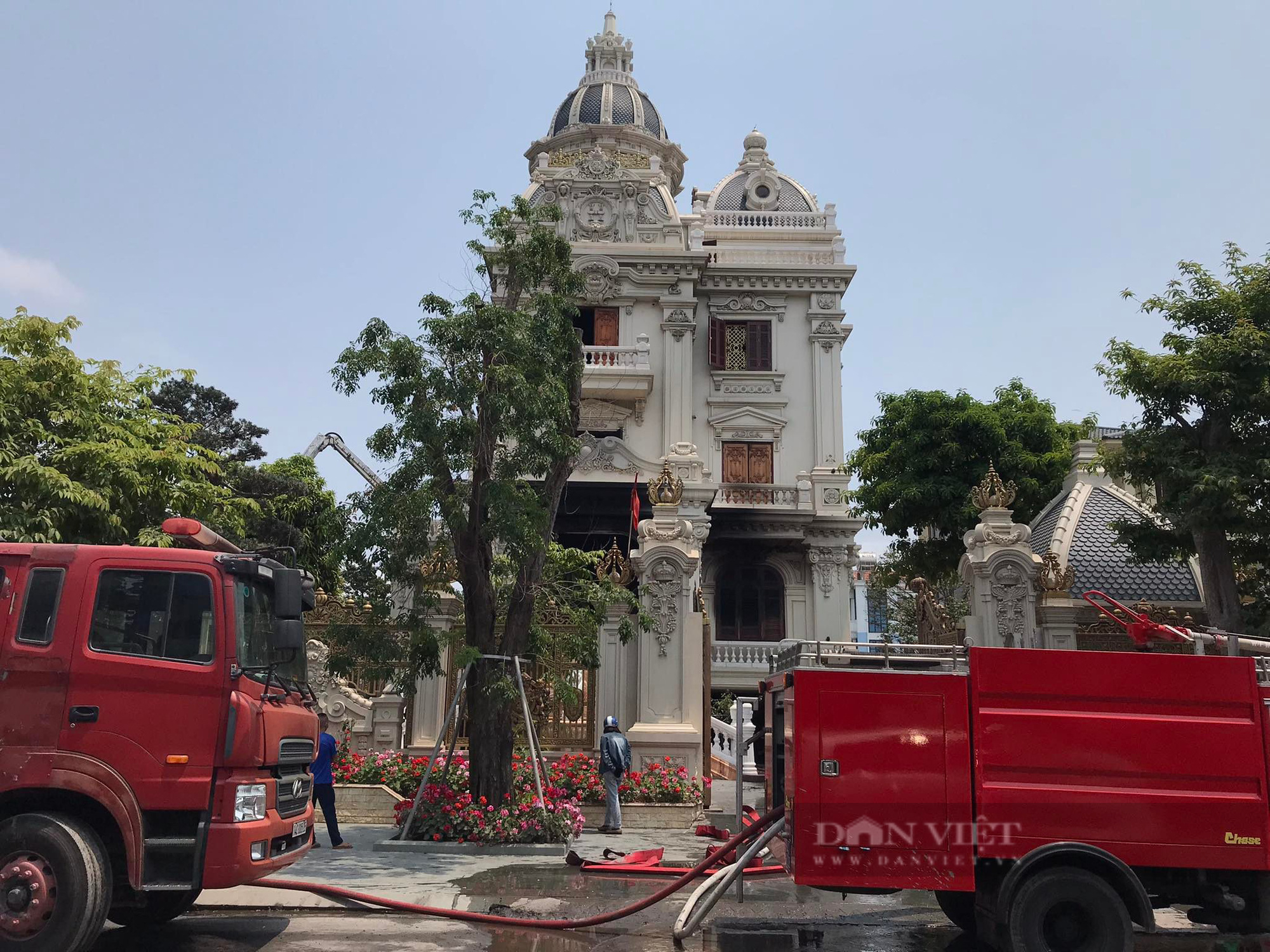 Cập nhật: Cận cảnh căn biệt thự trăm tỷ ở Quảng Ninh bốc cháy - Ảnh 3.