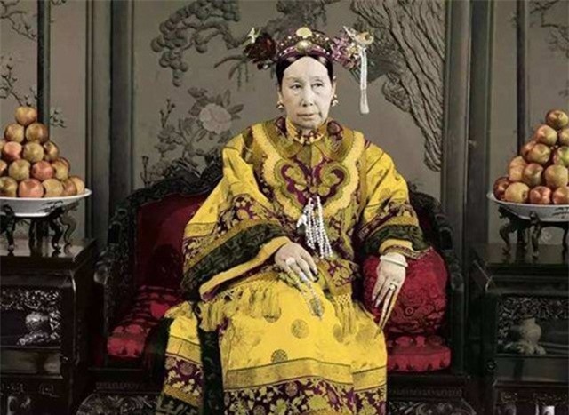 The palace maid stole the pillow of Empress Dowager Tu Hy, 64 years later her descendants were surprised when they cut it open - Photo 1.