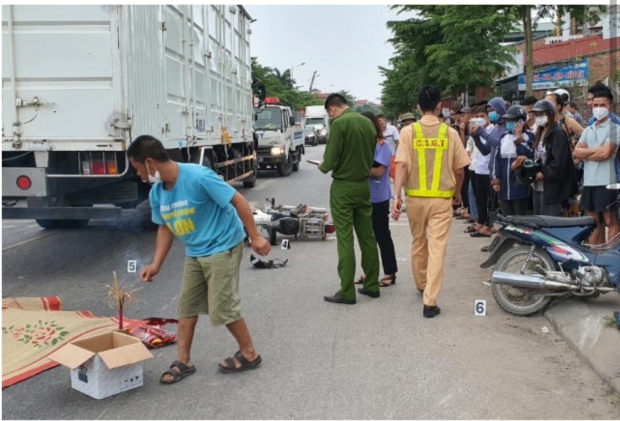 Hải Dương: Tai nạn thương tâm trên QL37 khiến 1 người chết, nhiều người khác bị thương - Ảnh 1.