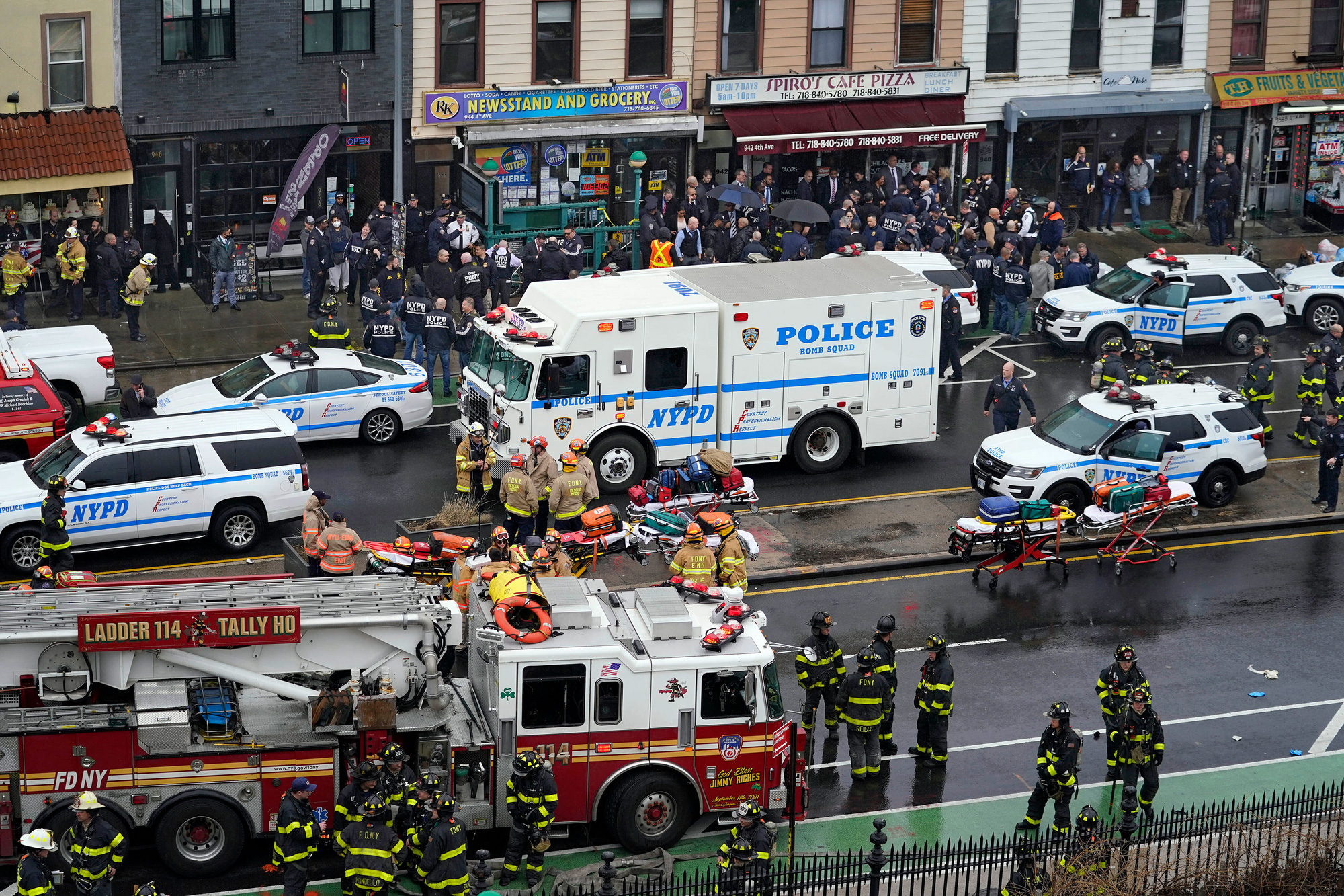 Nóng: Xả súng làm nhiều người bị thương ở tàu điện ngầm New York - Ảnh 1.