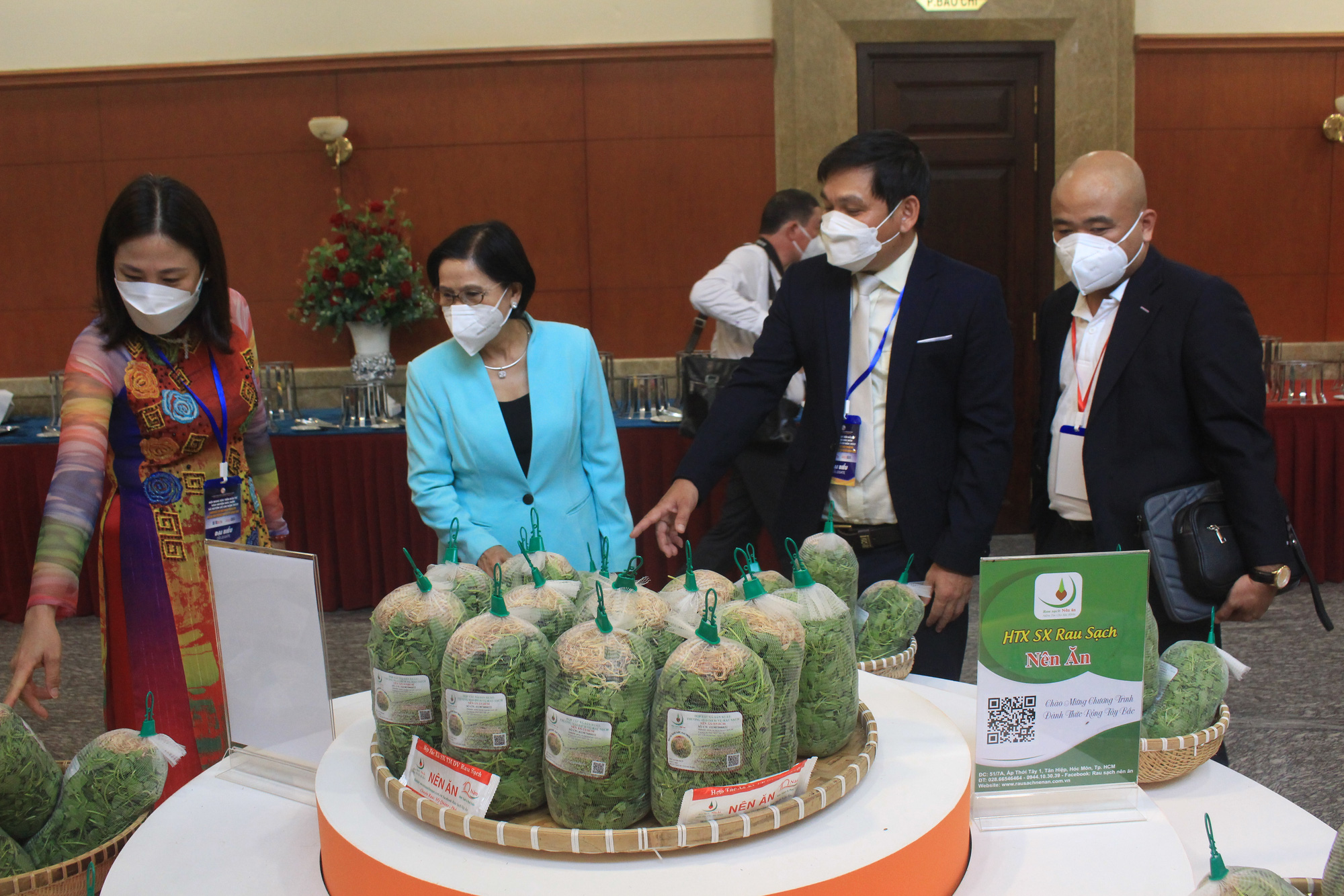 Chủ tịch nước Nguyễn Xuân Phúc tham quan sản phẩm nông nghiệp công nghệ cao của huyện Hóc Môn, Củ Chi - Ảnh 5.