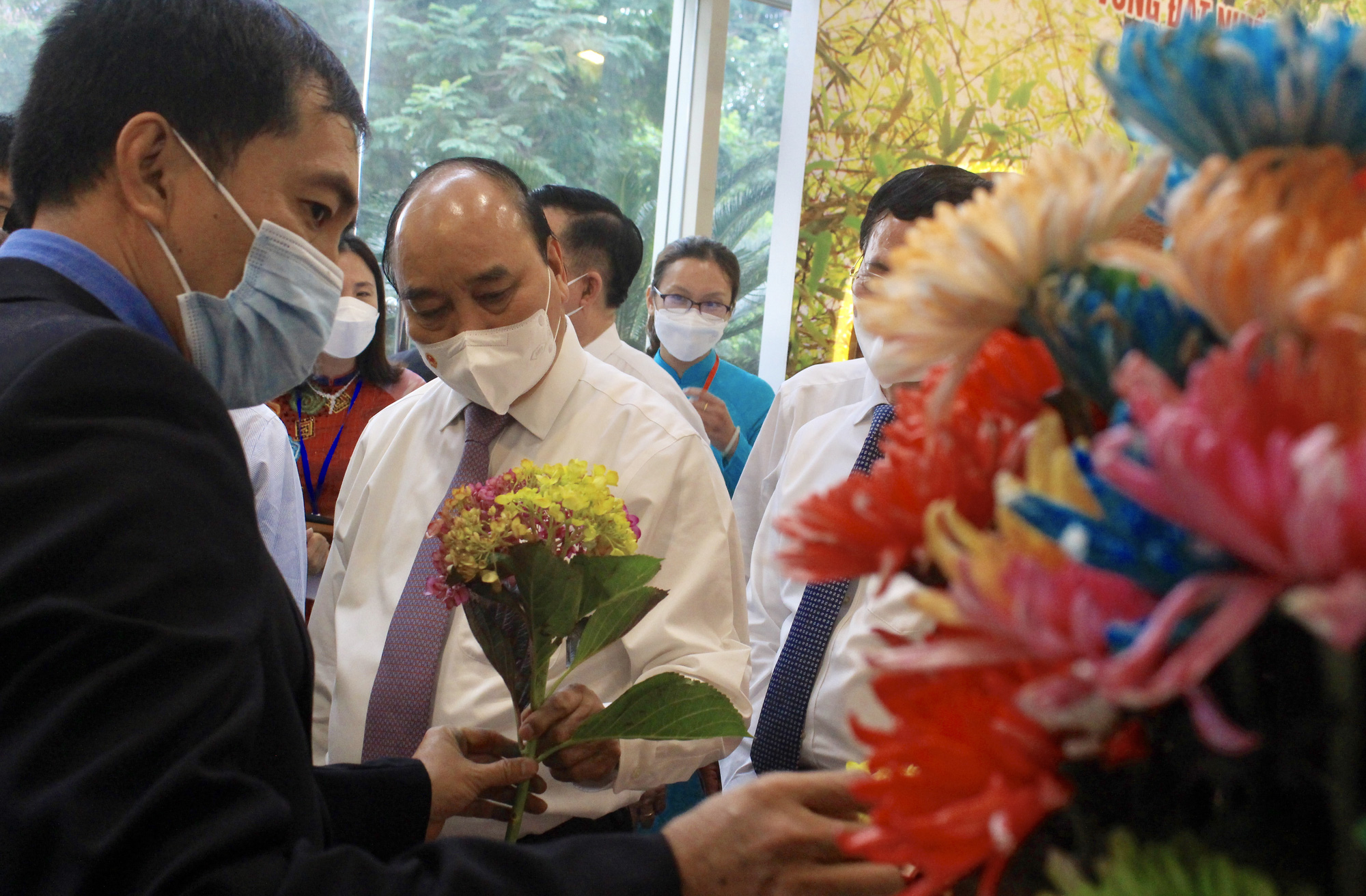 Chủ tịch nước Nguyễn Xuân Phúc tham quan sản phẩm nông nghiệp công nghệ cao của huyện Hóc Môn, Củ Chi - Ảnh 2.