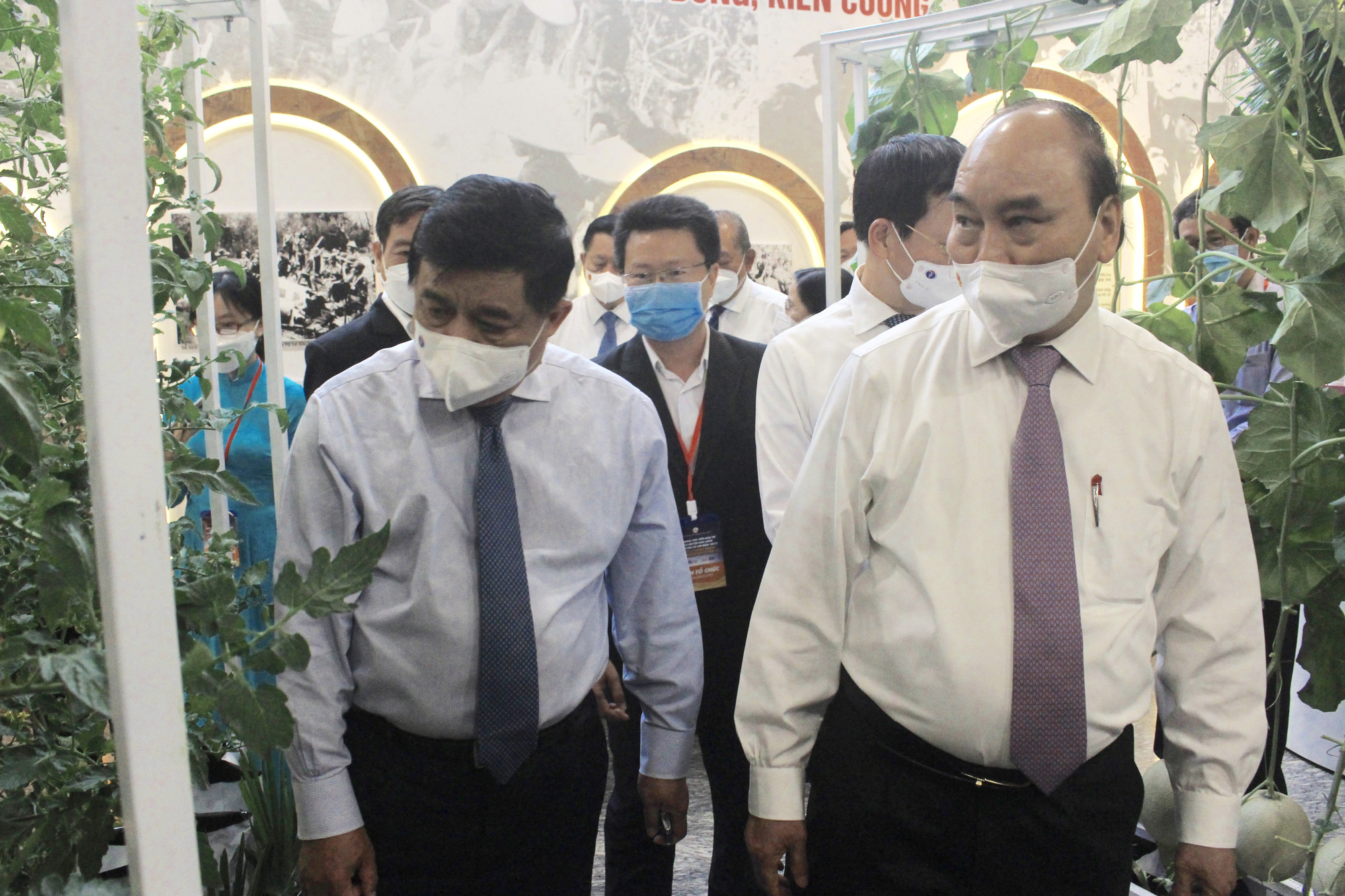 Chủ tịch nước Nguyễn Xuân Phúc tham quan sản phẩm nông nghiệp công nghệ cao của huyện Hóc Môn, Củ Chi - Ảnh 3.