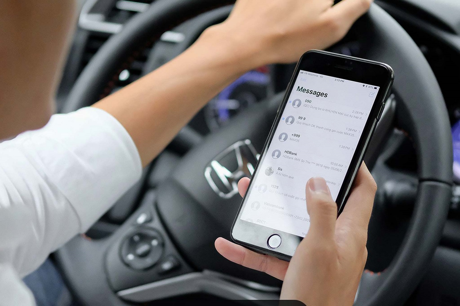 Sử dụng điện thoại khi lái xe bị xử phạt bao nhiêu?, quy định mới nhất năm 2022 - Ảnh 2.