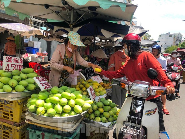 Trái cây vào hè giá rẻ bèo vẫn... ế - Ảnh 10.