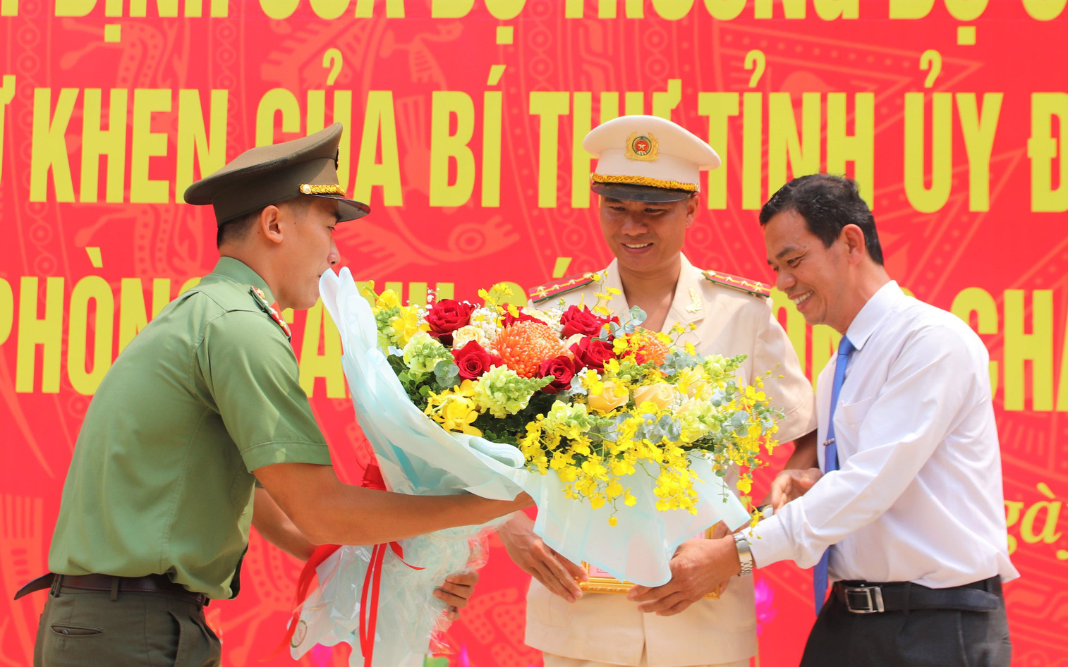 Đồng Nai: Công bố quyết định thăng hàm, trao thư khen, bằng khen cho cảnh sát cứu 4 người đuối nước