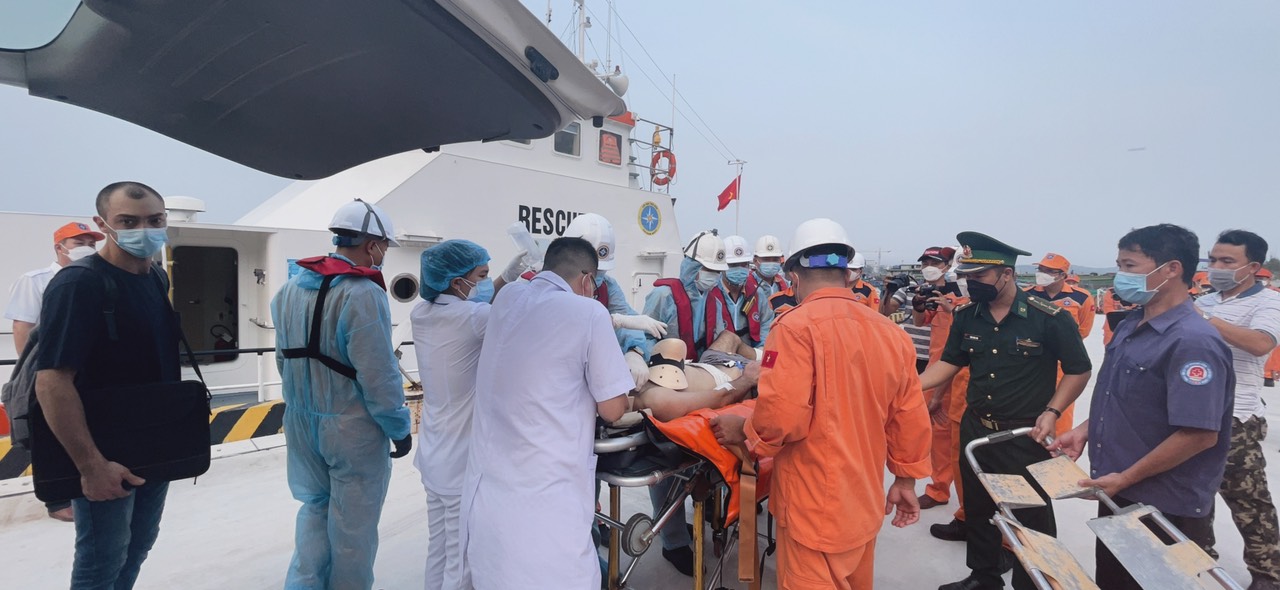 Cứu nạn thuyền viên gặp nạn trên vùng biển Khánh Hòa - Ảnh 2.