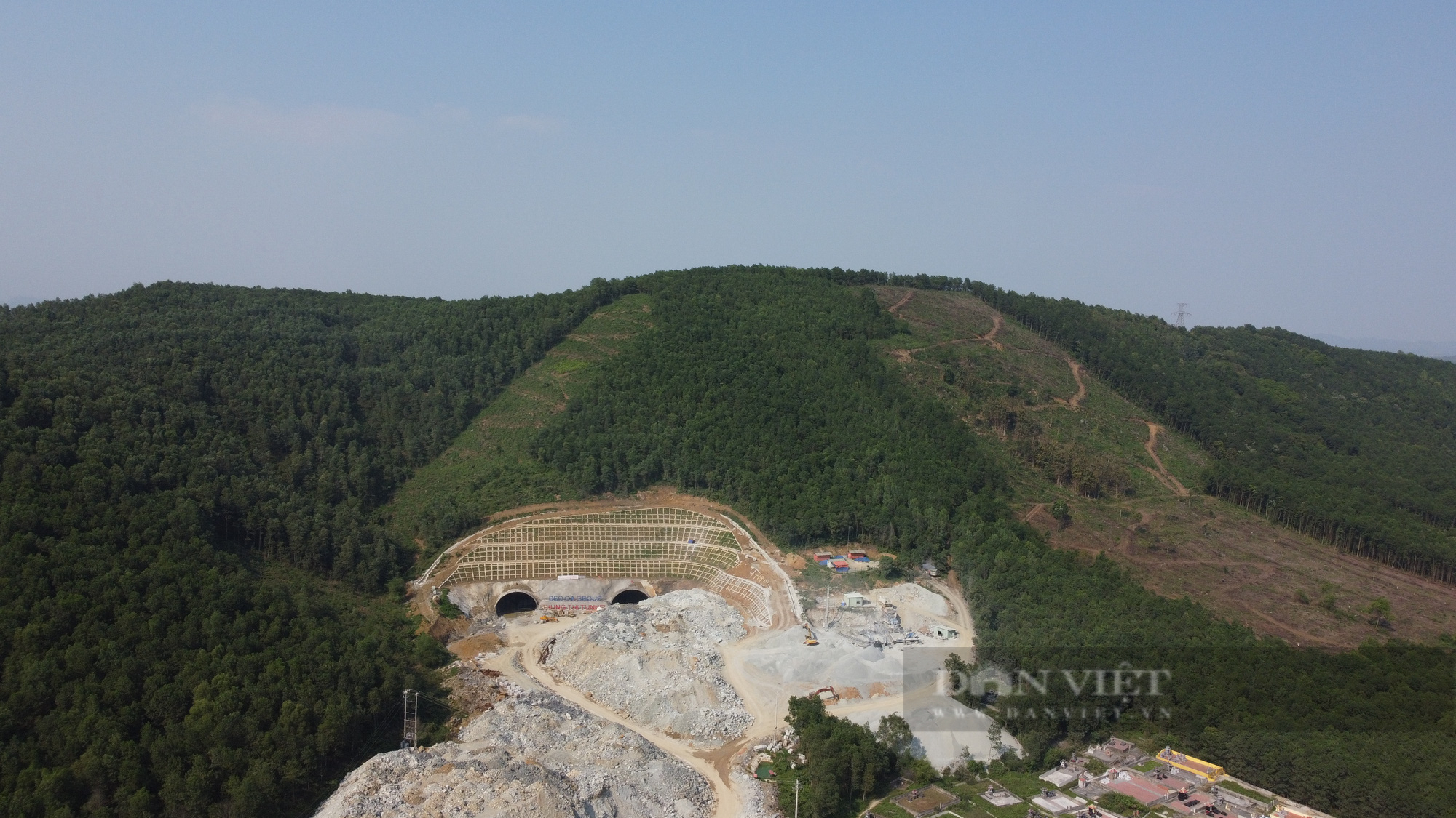 Công trường thi công hầm cao tốc xuyên núi dài nhất Thanh Hóa - Ảnh 1.
